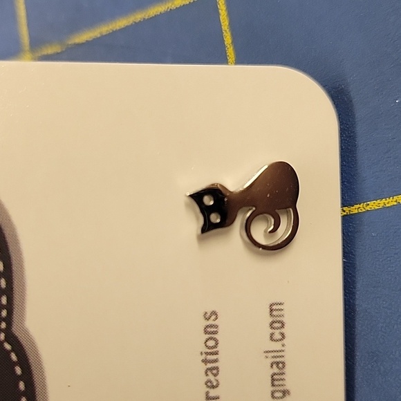 Kitty Cat Silver Tone Earrings - Picture 2 of 2